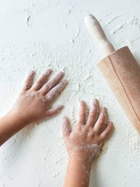 Childs un içinde beyaz zemin üzerinde merdane ile.