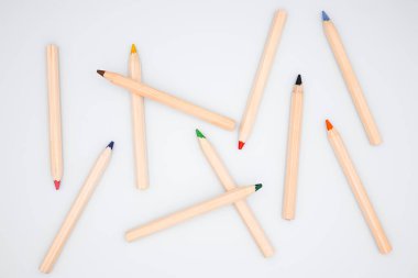 Beyaz arka planda çeşitli renkli kalemler. Yaratıcı sanat malzemeleri sergisi.