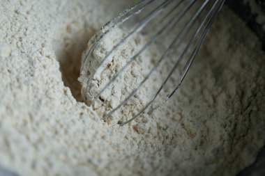 Un çırpma, karıştırma kabı ile paslanmaz çelik çırpma çırpma..