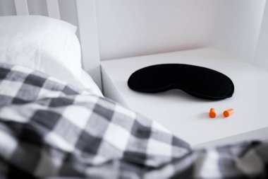Rahat yatak odası, uyku maskesi ve gece lambasında kulak tıkaçları..