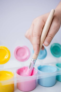 Plastik kaplarda parlak suluboya ile el resmi.
