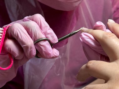 Manikür işlemini tırnak ucu ve pembe eldivenlerle kapat..