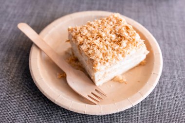 Tahta çatallı kağıt tabakta nefis bir Rus Napolyon keki..