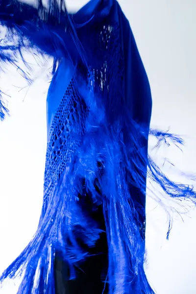 Beyaz arkaplana karşı kenarlık ayrıntı ile dinamik mavi kumaş hareketi.