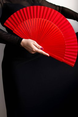 Flamenko dans konsepti için siyah arkaplan karşısında kırmızı el ele tutuşan kadın..