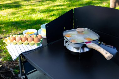 Yeşil Park 'taki portatif gaz ocağında yumurtalarla dışarıda yemek pişirme..