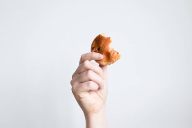 Beyaz arka planda çikolata parçacıklı kurabiye ısırığı.