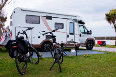 Açık hava manzaralı bisikletlerle park edilmiş rahat bir karavan..