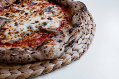 Lezzetli ahşap, erimiş peynirli ve dokuma hasırlı pizza..