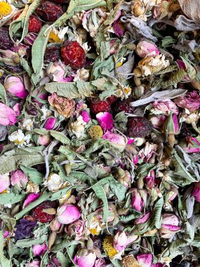 Güller, adaçayı, papatya ve böğürtlenlerle renklendirilmiş kurutulmuş bitkisel karışım..