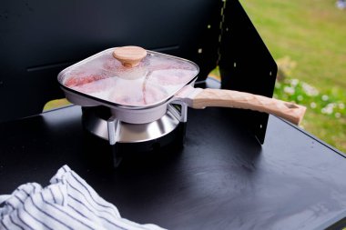 Kare tavada odun soba sapı açık havada..