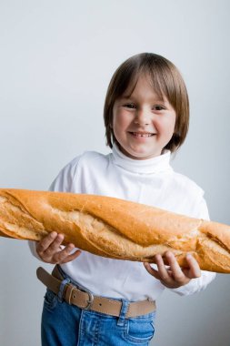 Beyaz gömlek ve kotla gülümseyen beyaz çocuk..