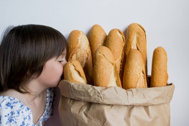 Genç kız kese kağıdında taze baget yiyor..