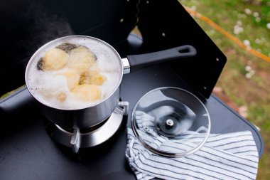 Fırının üstünde paslanmaz çelik tencerede yumurta kaynatıyorum..