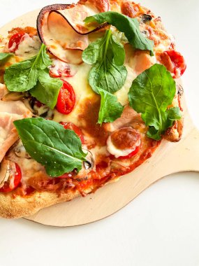 Mozarella fesleğenli ve kiraz domatesli ev yapımı pizza..