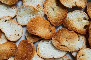 Dilimlenmiş altın çıtır ekmek arkaplanını kapatın..