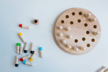 Tahta strateji bulmacası, çiviler ve beyin eğitimi için tahta..