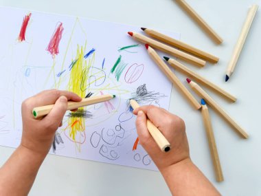 Beyaz kağıda renkli kalemlerle çocuk çizimi.