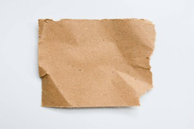 Beyaz arkaplan üzerine kahverengi yırtık kağıt desenli yüzey ve pürüzlü kenarlar.