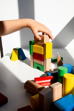 Güneşli odada renkli ahşap bina kulesi. Yüksek kalite.