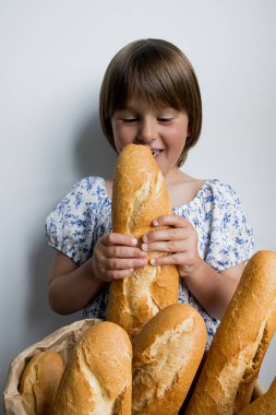 Genç beyaz kız çiçek desenli elbisesiyle taze baget yiyor..