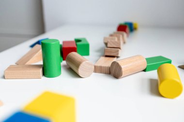 Yaratıcı oyun için beyaz yüzeyde renkli ahşap yapı taşları. Yüksek kalite.