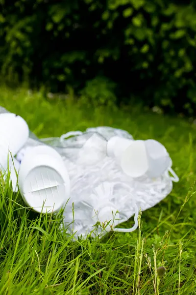 Plastik şişeler doğal ortamda çimlerin üzerine atılmış. Yüksek kalite.
