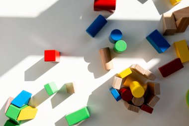 Güneşli yüzeyde renkli ahşap yapı taşları. Yüksek kalite.