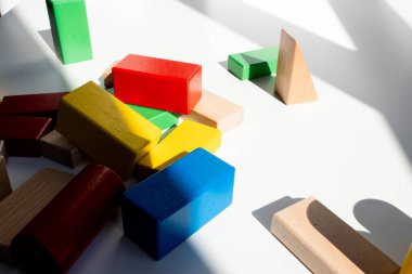 Güneşli yüzeyde renkli ahşap yapı taşları. Yüksek kalite.