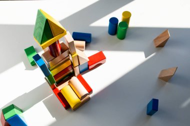 Güneşli, neşeli bir yapıda dizilmiş renkli tahta bloklar. Yüksek kalite.