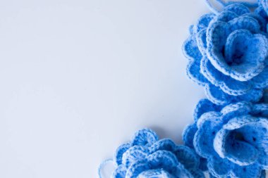 El işleri ve ev dekorasyonu için beyaz arka planda mavi örgü çiçekleri. Yüksek kalite.