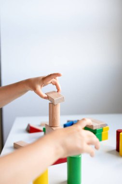 Beyaz masanın üzerinde renkli bloklar olan çocuk binası. Yüksek kalite.
