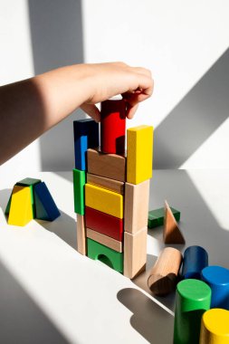 Güneş ışığı altında çocuk el yapımı renkli ahşap blok kulesi. Yüksek kalite.