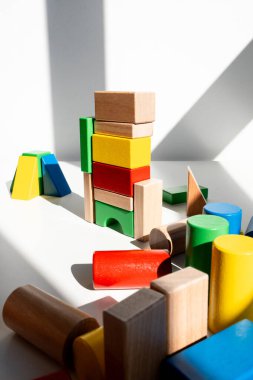 Güneşli odada gölgeli renkli ahşap bloklar kulesi. Yüksek kalite.