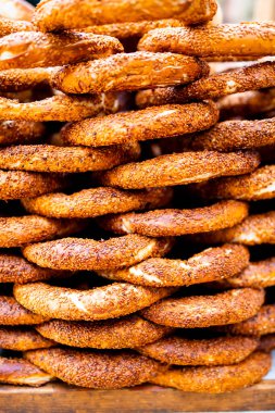 Sergilenen susam tohumlu taze pişmiş simit yığını. Yüksek kalite.