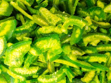 Canlı yeşil kurutulmuş kivi dilimlerinin kapağı doğal doku ve rengi ortaya çıkarıyor. Yüksek kalite.