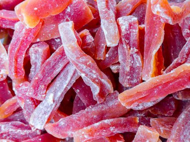 Kurutulmuş papaya dilimlerini şeker kristalleriyle kapatın. Yüksek kalite.