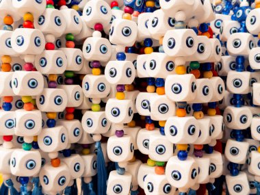 Korunmak için beyaz küpleri ve renkli küreleri olan renkli nazar boncukları. Yüksek kalite.