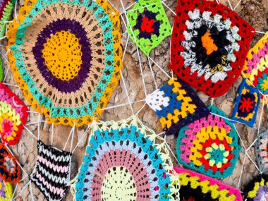 Ağacı altıgen ve dairesel tasarımlarla süsleyen renkli tığ işi desenleri. Yüksek kalite.