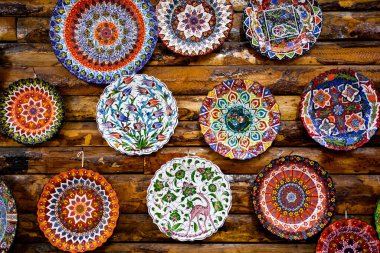 Kırsal ahşap duvar ekranında renkli seramik tabaklar. Yüksek kalite.