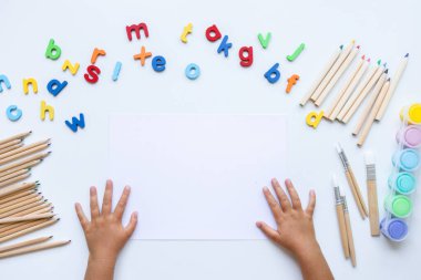 Alfabe harfleri, renkli kalemler, boyalar ve fırçalı çocuk yaratıcı masası. Yüksek kalite.