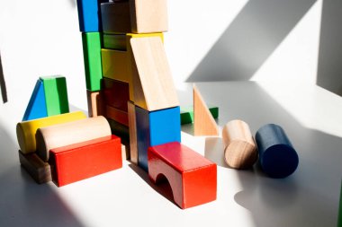 Güneş ışığında öğrenme ve oynama için ayarlanmış renkli tahta bloklar. Yüksek kalite.