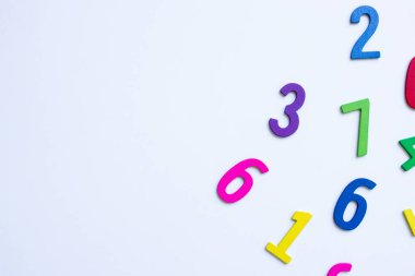 Eğitici dekorasyon için beyaz arka planda renkli ahşap numaralar. Yüksek kalite