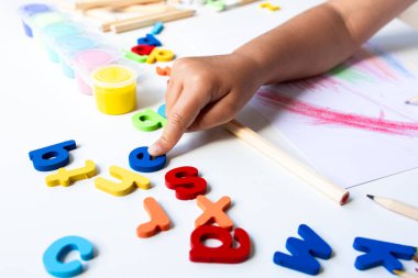 Renkli alfabe harfleri ve sanat malzemeleriyle çocuk öğrenimi. Yüksek kalite.