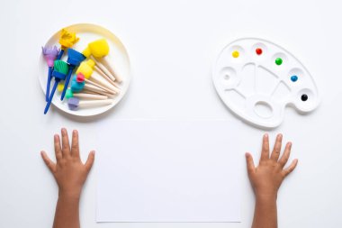 Çocuk sanat malzemeleri boya ve fırçalar yaratıcı faaliyetler için hazır. Yüksek kalite.