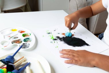 Yaratıcı sanat aktivitelerinde köpük fırçalı çocuk resimleri. Yüksek kalite.