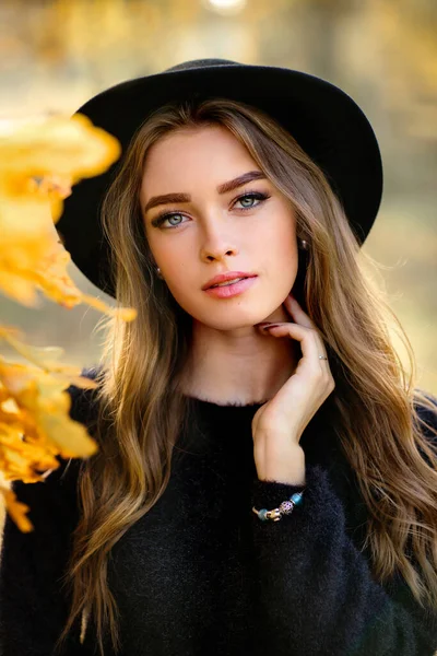 Nahaufnahme Porträt Eines Schönen Mädchens Dunklem Kleid Und Schwarzem Hut — Stockfoto
