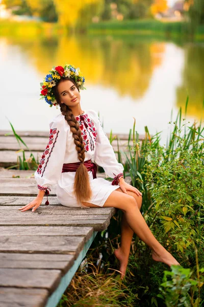 Menina Bonita Com Cabelo Trançado Extra Longo Roupas Tradicionais Ucranianas — Fotografia de Stock