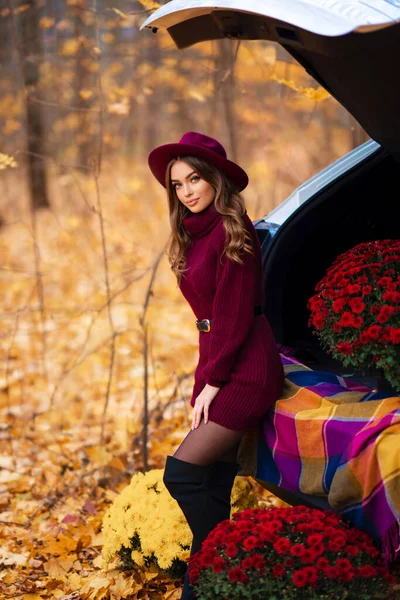Hermosa Chica Acogedor Vestido Punto Borgoña Sombrero Sentado Coche Naturaleza —  Fotos de Stock