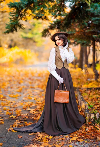 Schöne Frau Vintage Kleid Spitzenbluse Und Hut Mit Schleier Steht — Stockfoto